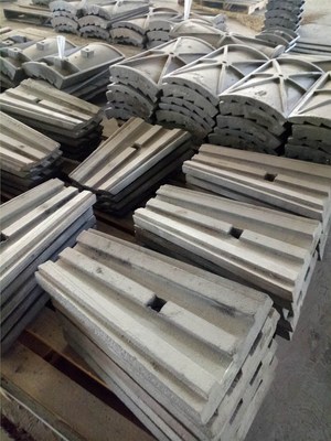 耐磨合金利器 探索新型高锰钢筛板与破碎机锤头的技术演进